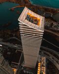 城市中高耸的现代化摩天大楼