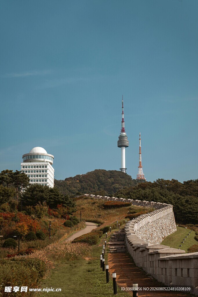 户外塔楼与圆顶建筑景观
