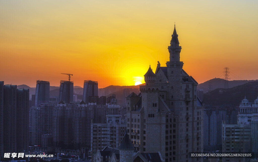 夕阳下的城市尖顶建筑