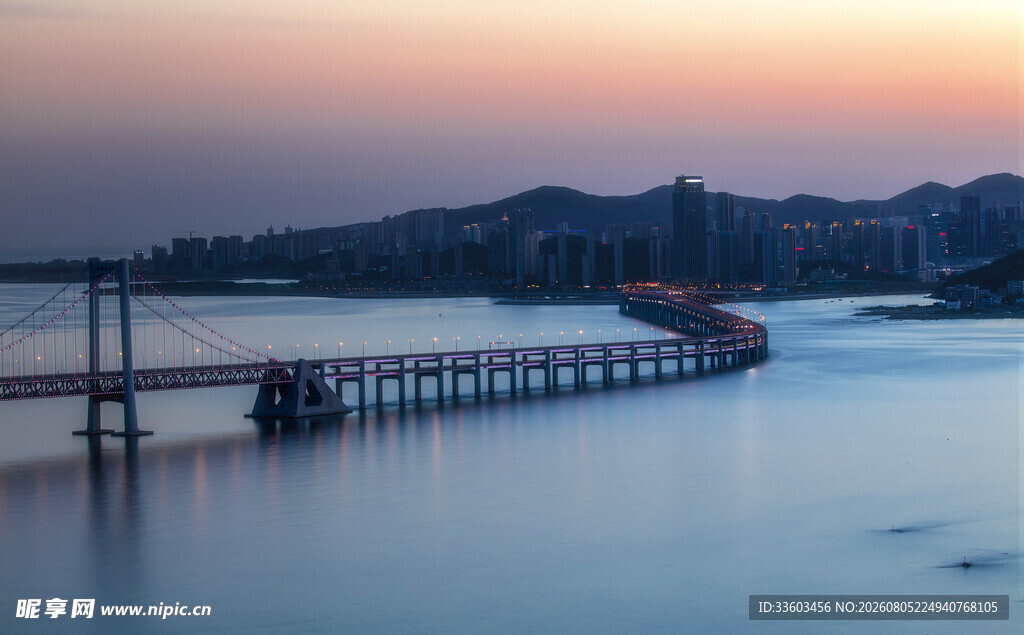 黄昏下的栈桥与宁静水面