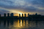 城市湖畔夕阳倒影美景