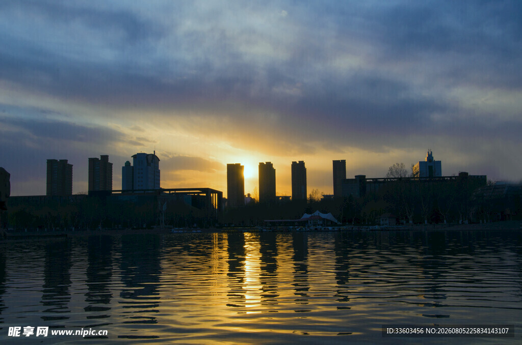 城市湖畔夕阳倒影美景