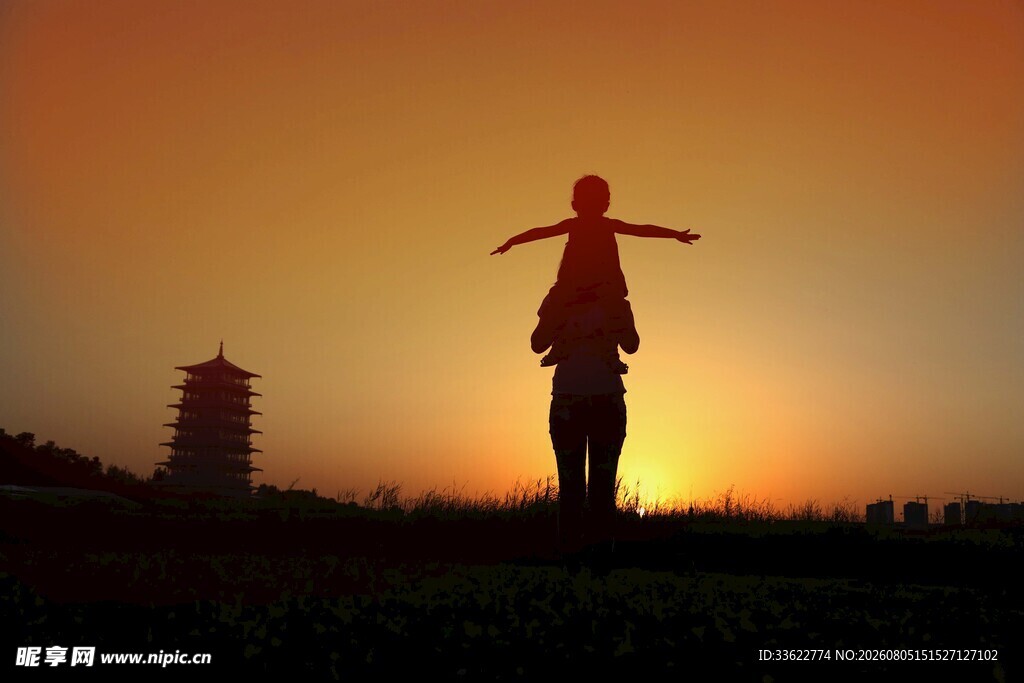 夕阳下张开双臂的人物剪影