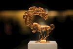 金色雕塑摆件灵动艺术造型