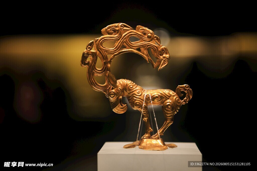 金色雕塑摆件灵动艺术造型