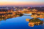 城市湖畔璀璨夜景风光