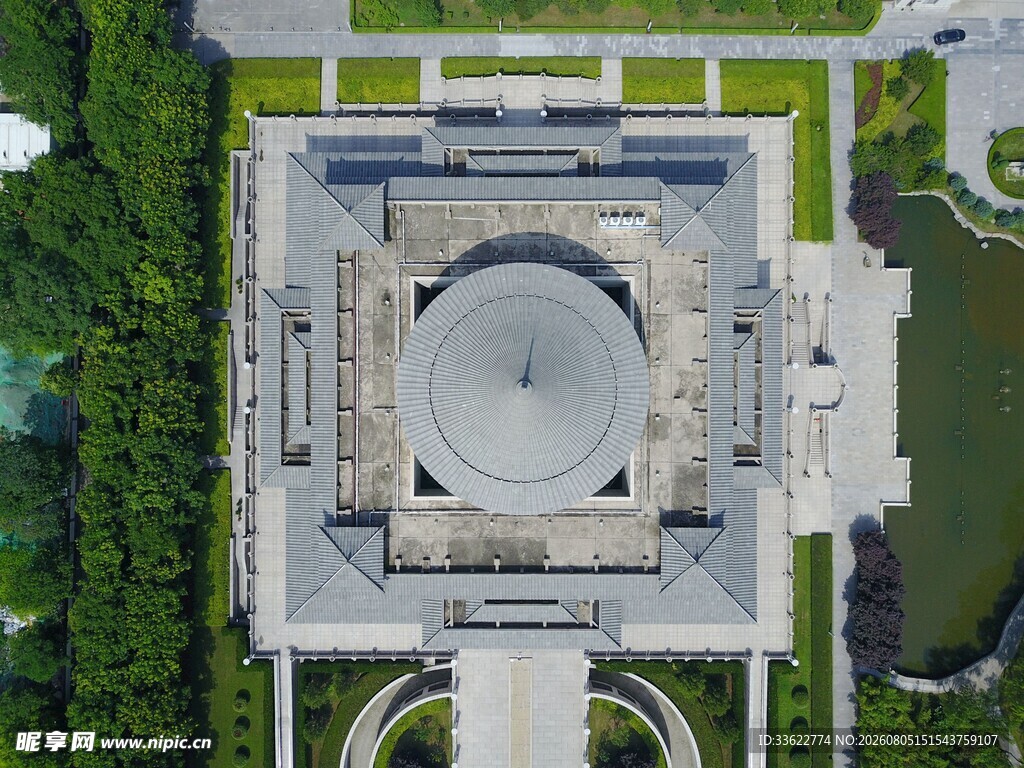 俯瞰宏伟圆形建筑景观