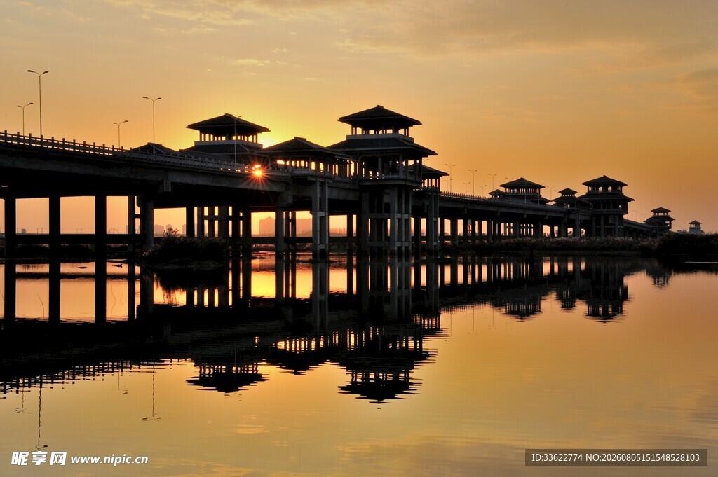 夕阳下的古桥与湖景倒影