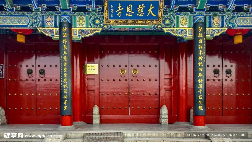 中式古建筑朱红大门