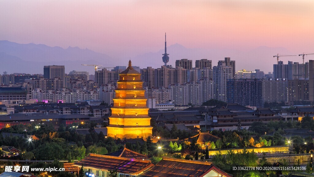 黄昏下的古塔与城市景观