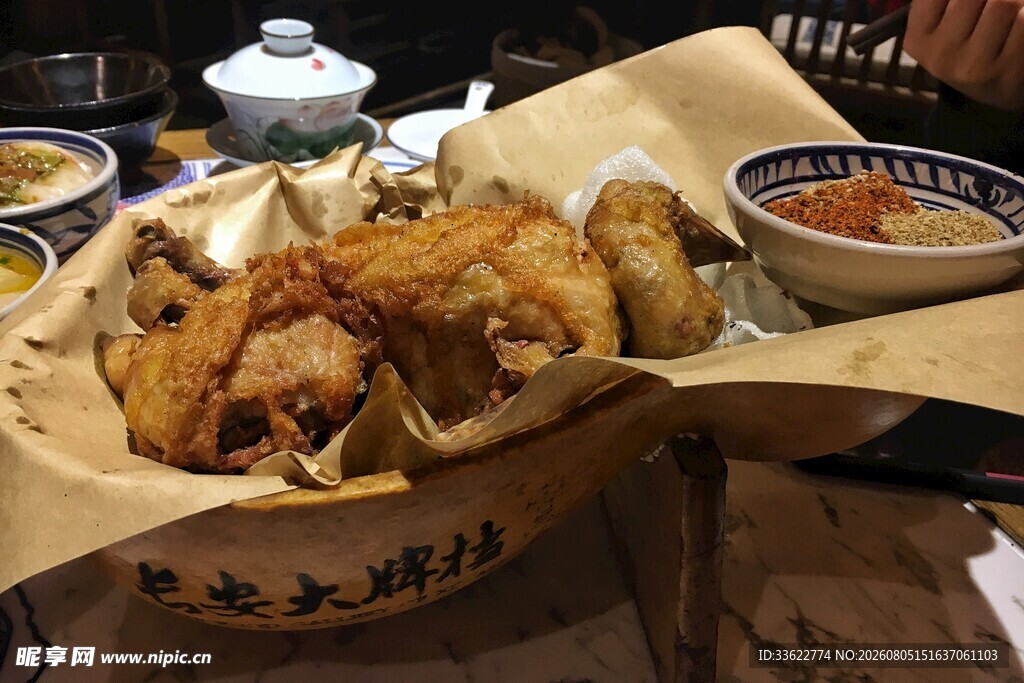 美味香酥炸鸡摆放在桌