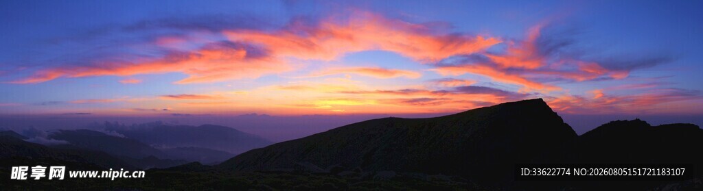 绚丽晚霞中的壮美山峦
