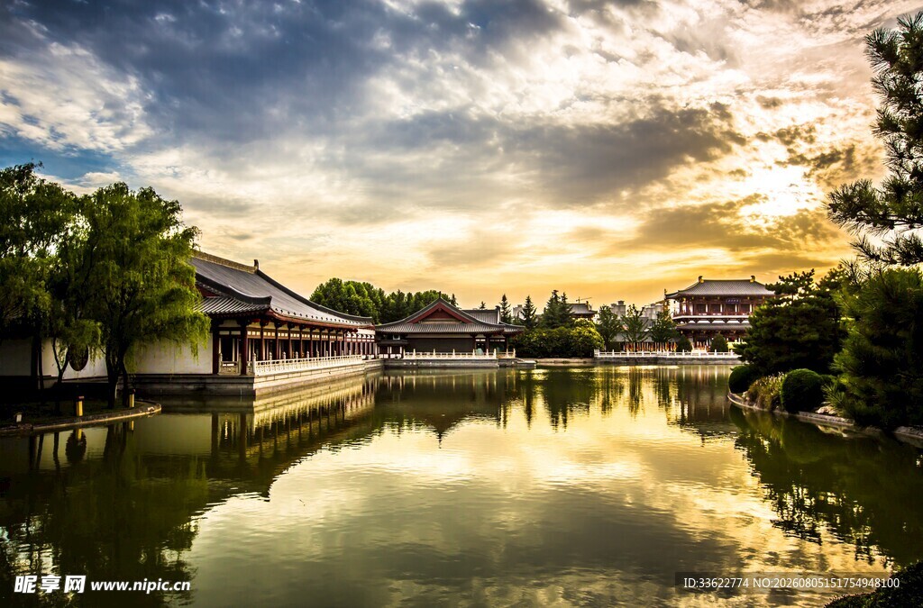 湖畔黄昏美景