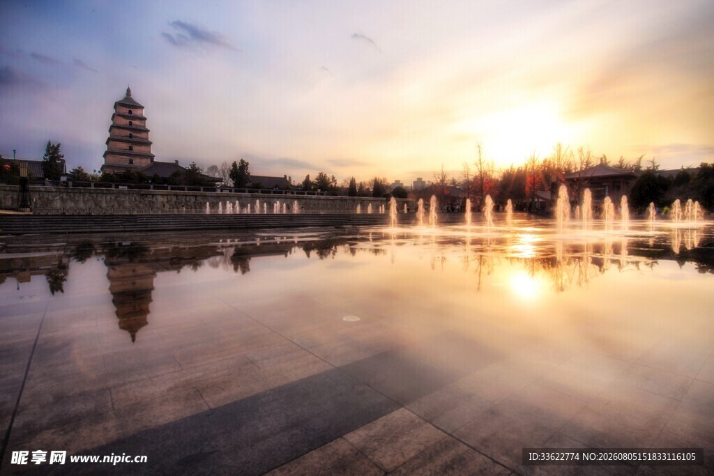 夕阳下古塔映于平静湖面