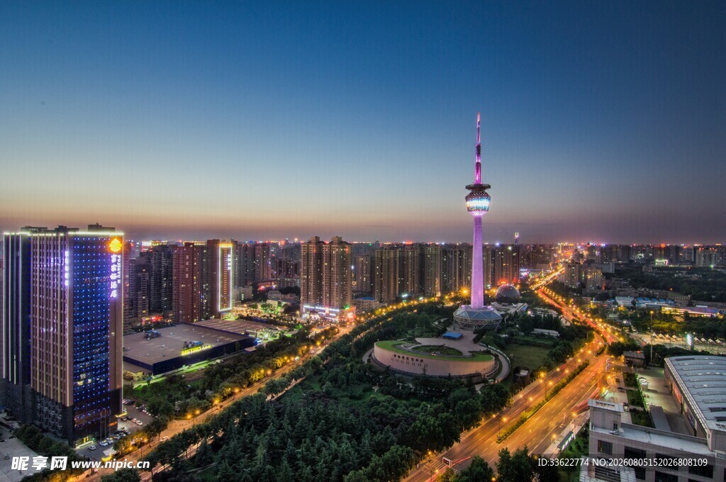 城市璀璨夜景与高耸电视塔