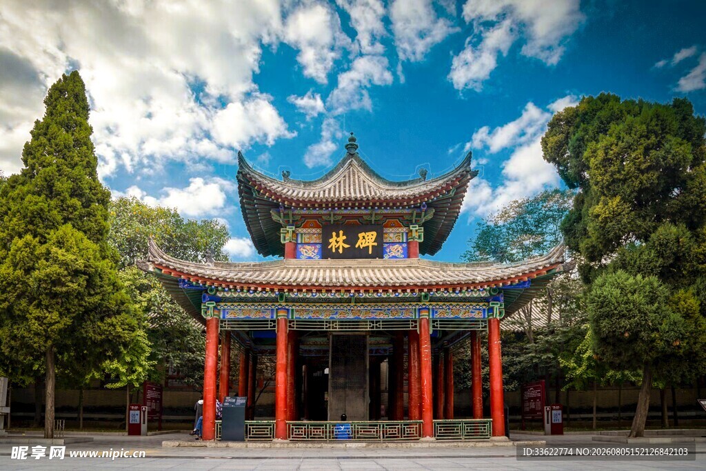 中式古建蓝天白云下的美景
