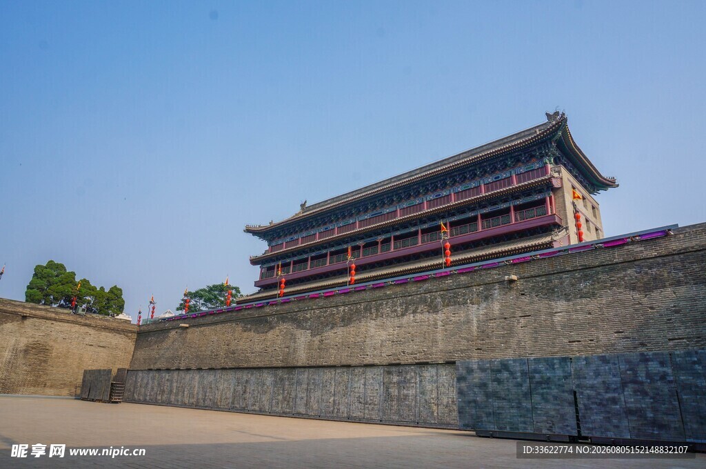 古城墙旁的中式古建筑
