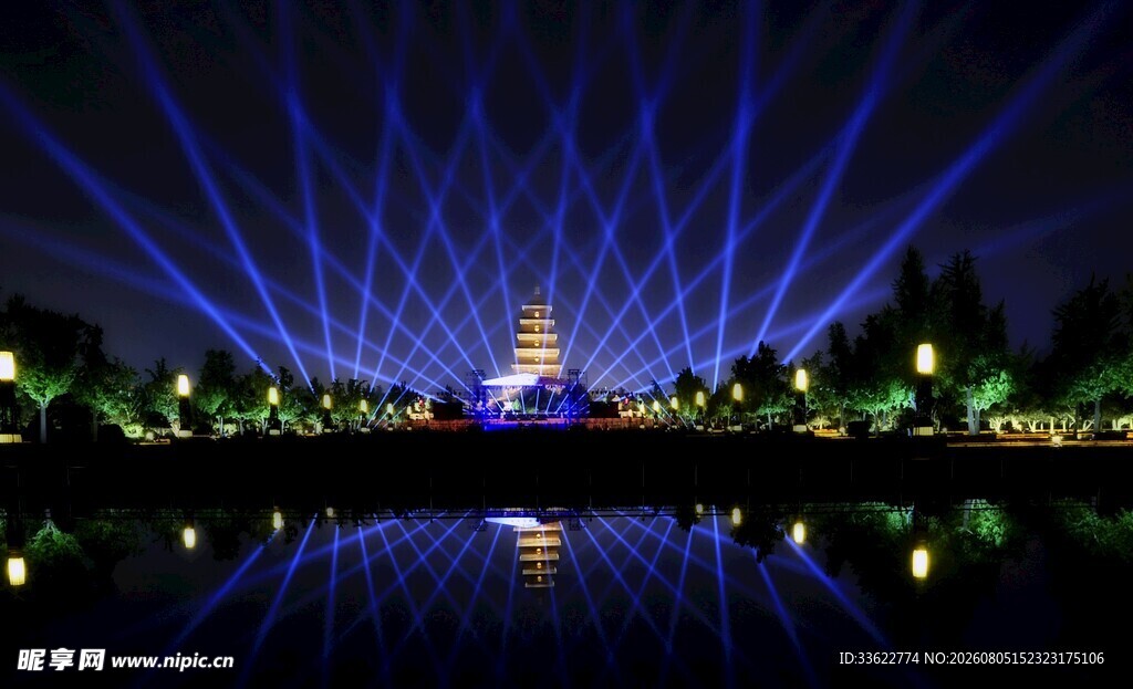梦幻灯光秀映照璀璨夜景