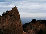 峻峭山峰与天际交融