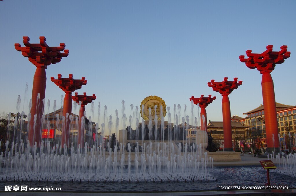 广场喷泉与红色景观柱