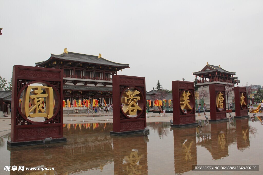 中式牌坊前的古典建筑景观