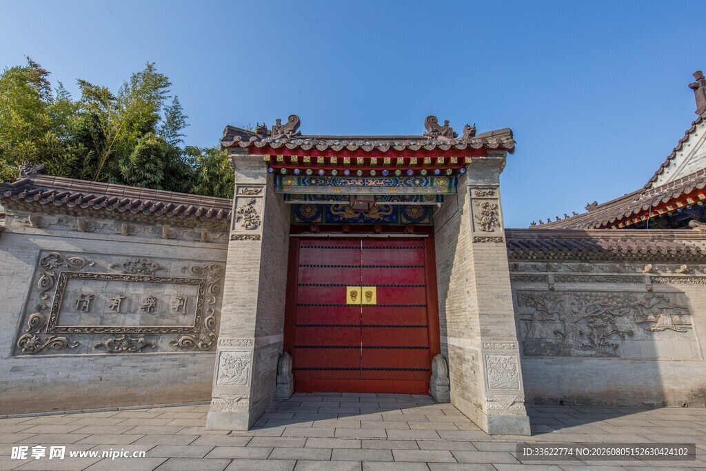 中式传统红门古建筑