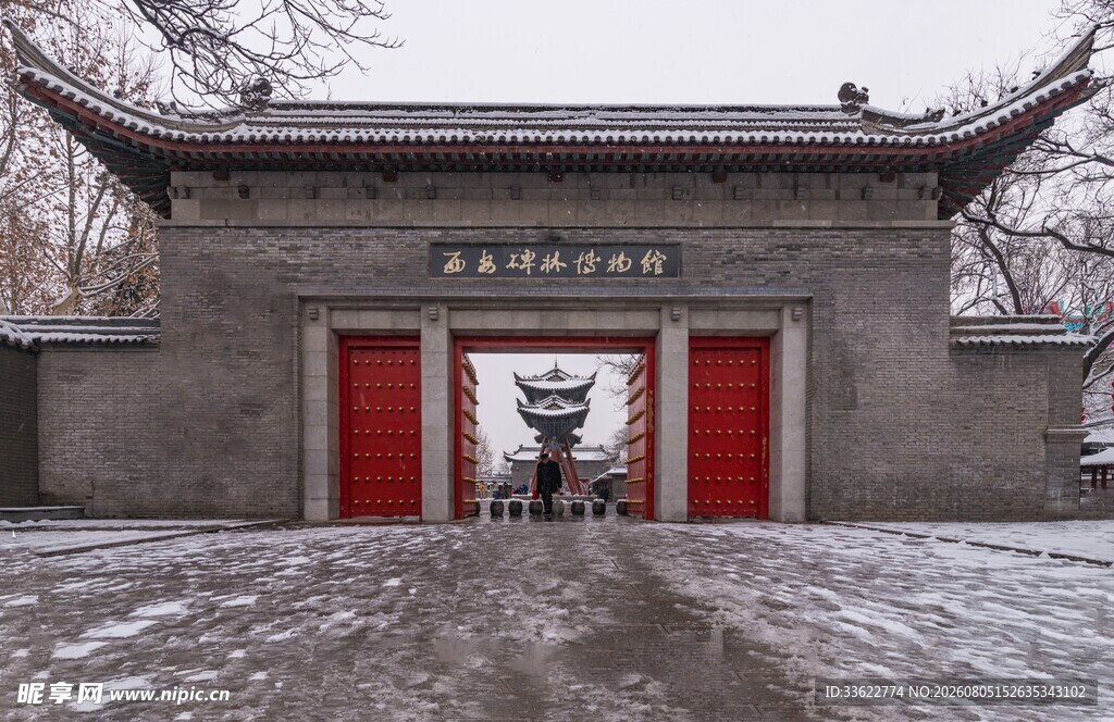 中式古建大门雪景