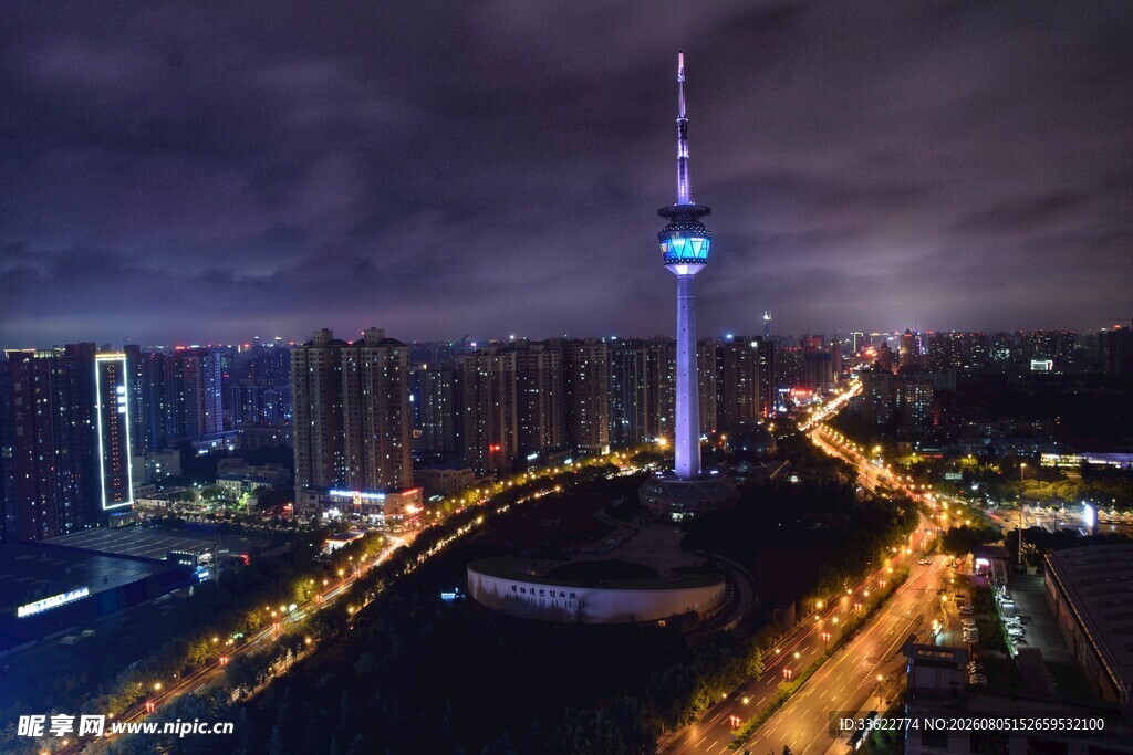 城市夜景中的高耸电视塔
