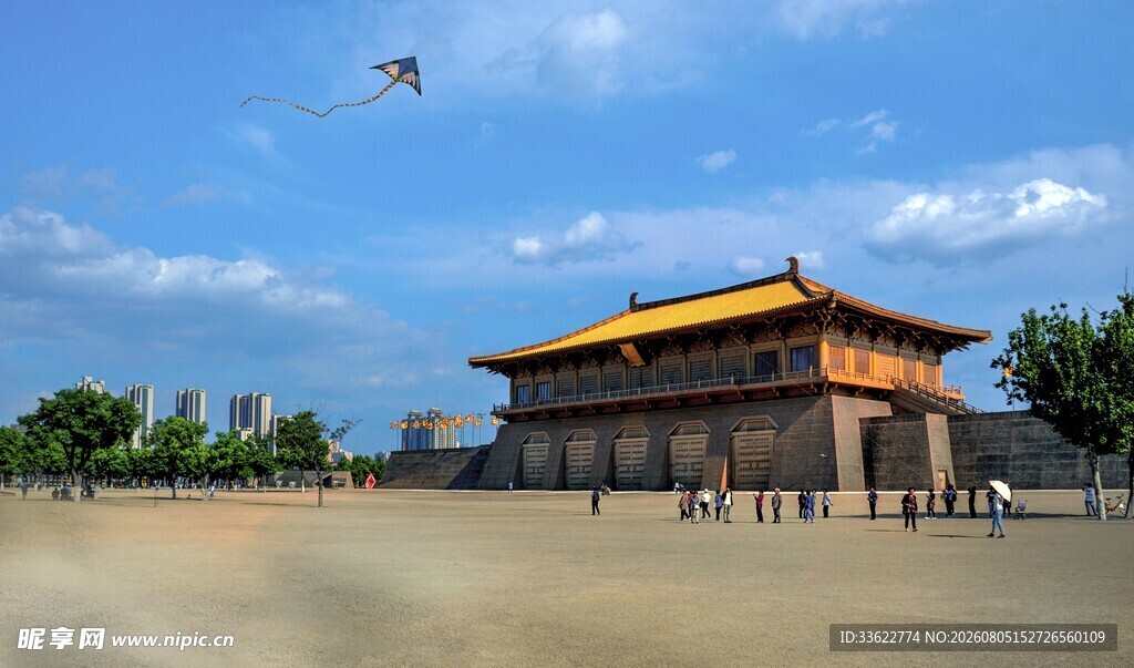 中式古建筑蓝天白云下