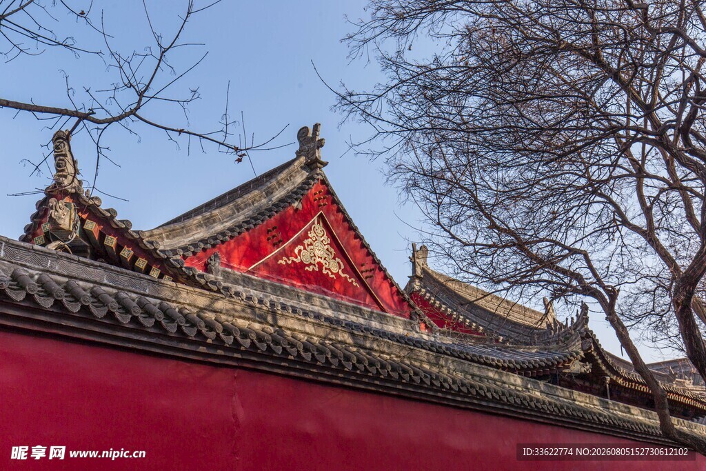 红墙金瓦古建筑一角
