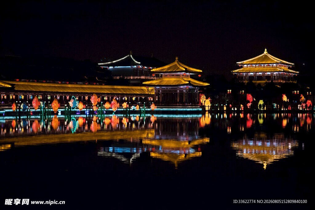古都夜景璀璨楼阁映湖面