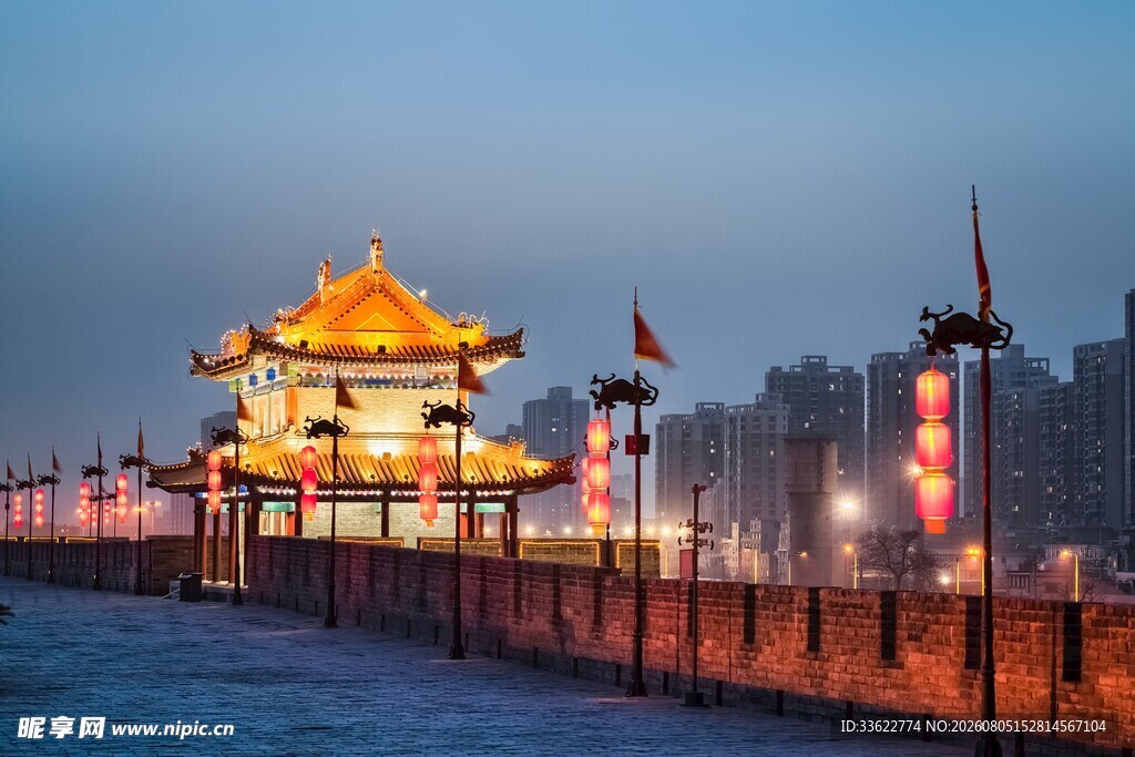 古城夜色中的璀璨楼阁