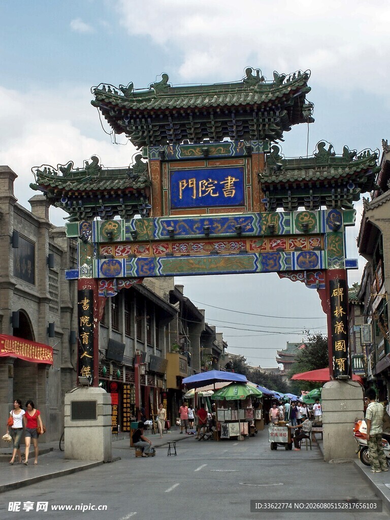 古色古香的中式牌楼街景
