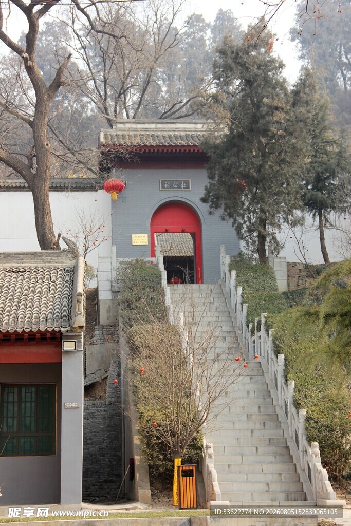 古建台阶通往红门景观