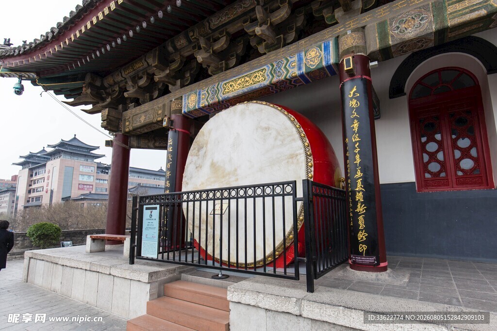 中式建筑前的大鼓
