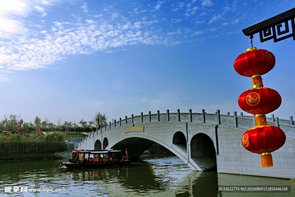 古桥河畔挂红灯笼美景