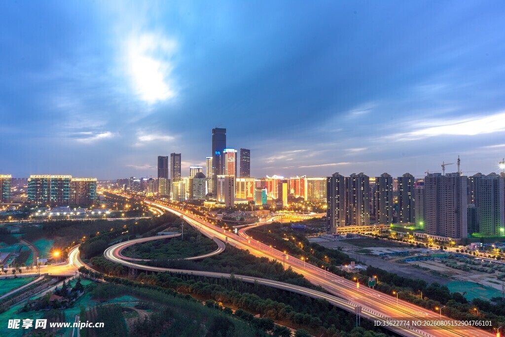 城市繁华夜景与交通脉络