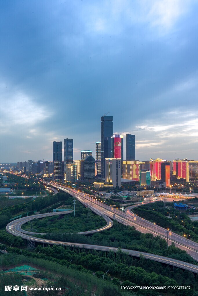 城市高架桥与摩天大楼景观