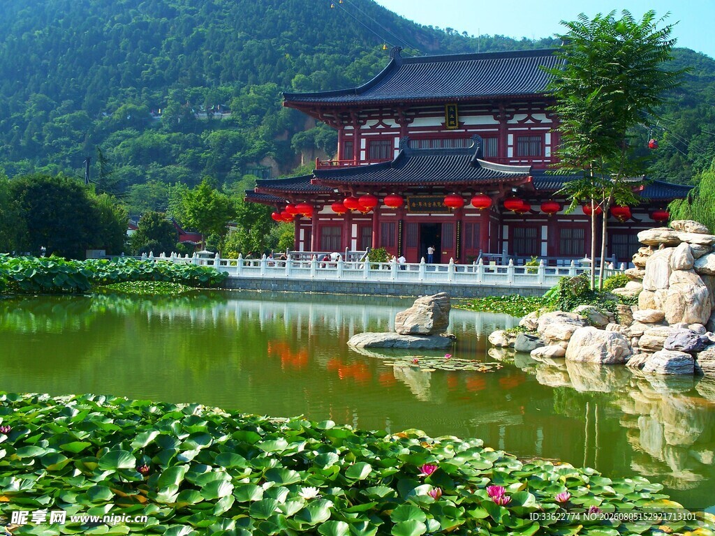 中式园林湖畔古建筑美景