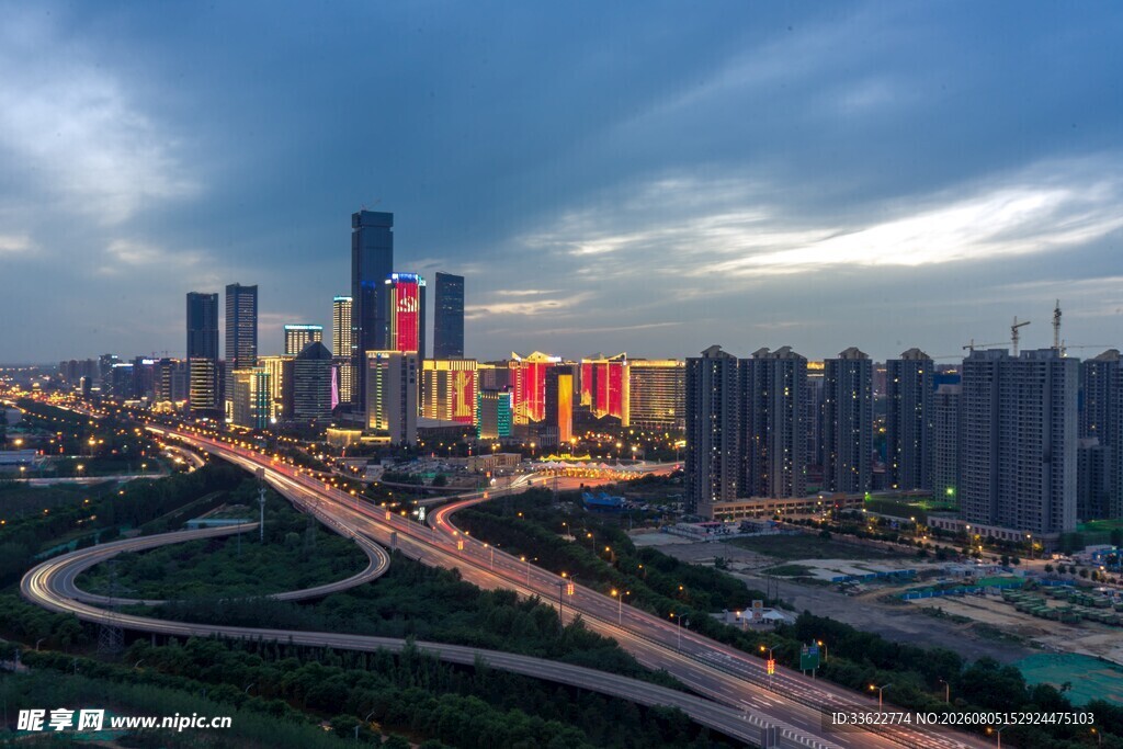城市黄昏下的繁华交通景观