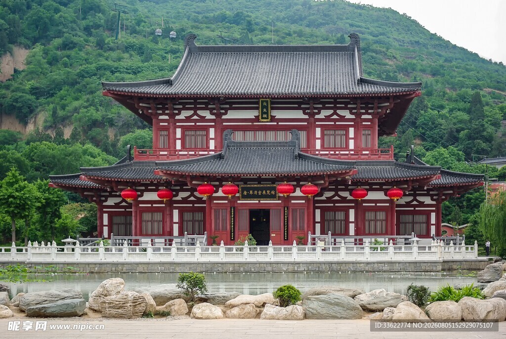 中式古建筑青山环绕之景