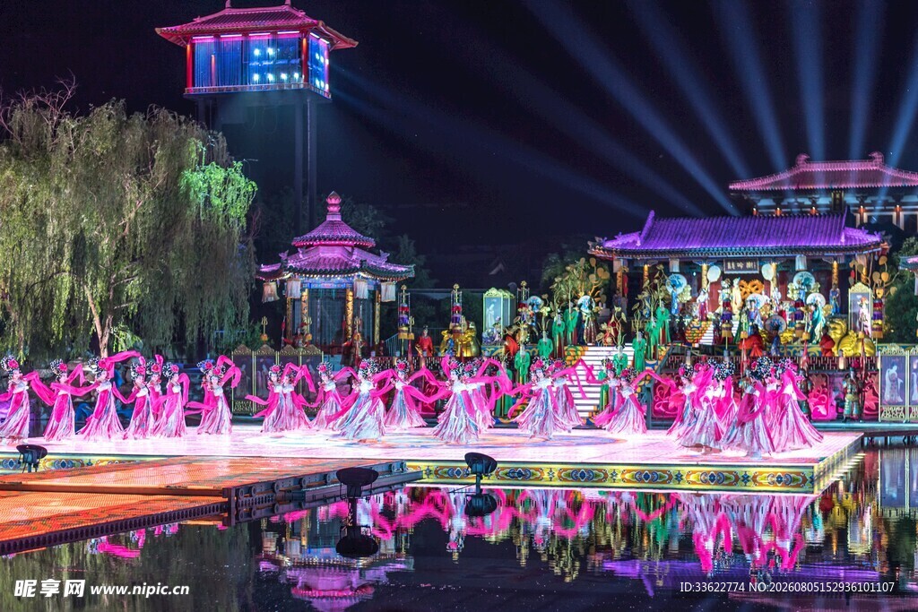 水上舞台绚丽表演场景