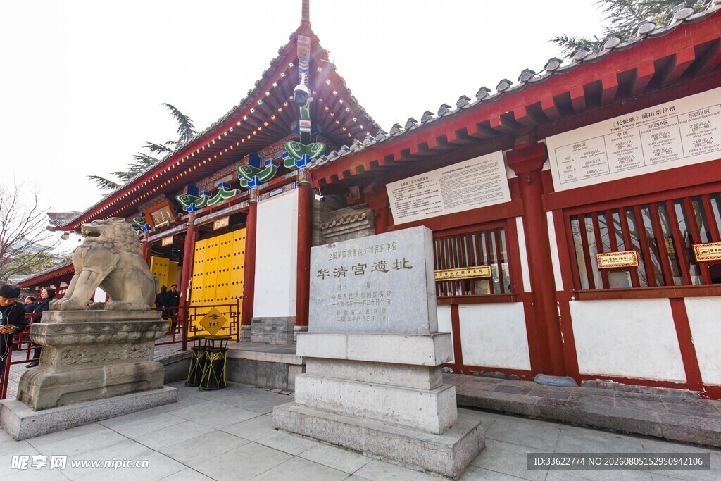 中式传统庙宇建筑一角