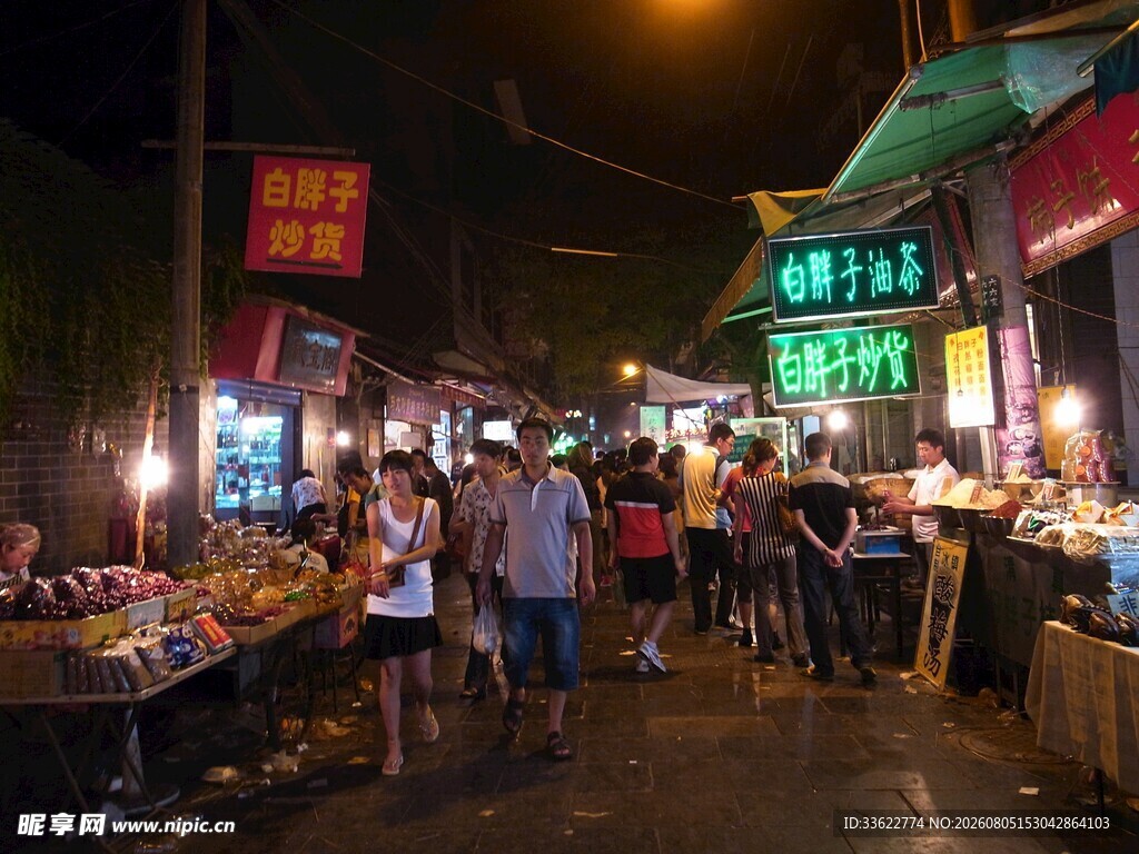 热闹的夜间街头小吃摊
