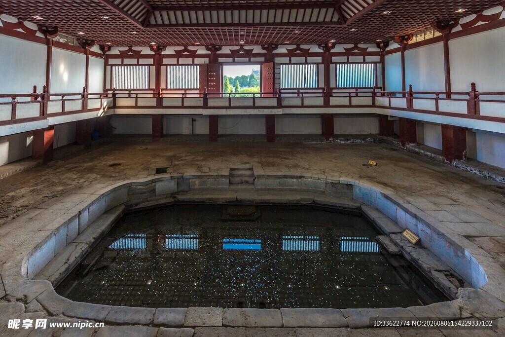 中式古建内的方形水池