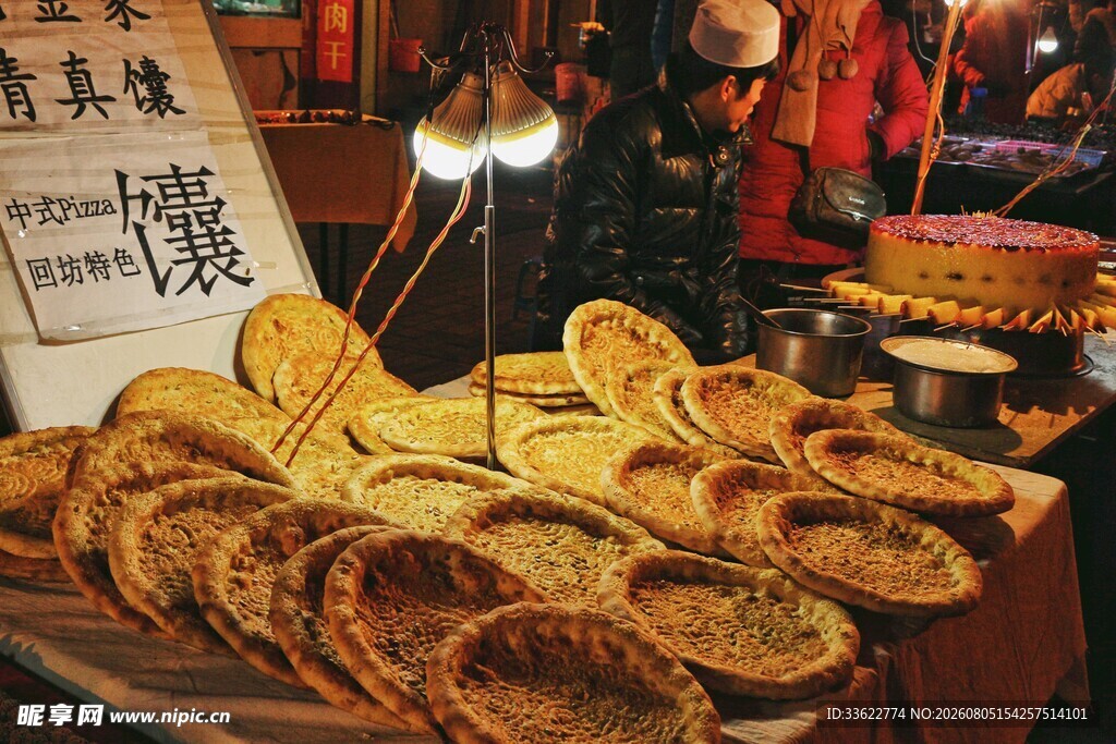 夜市摊位上的美味烤饼