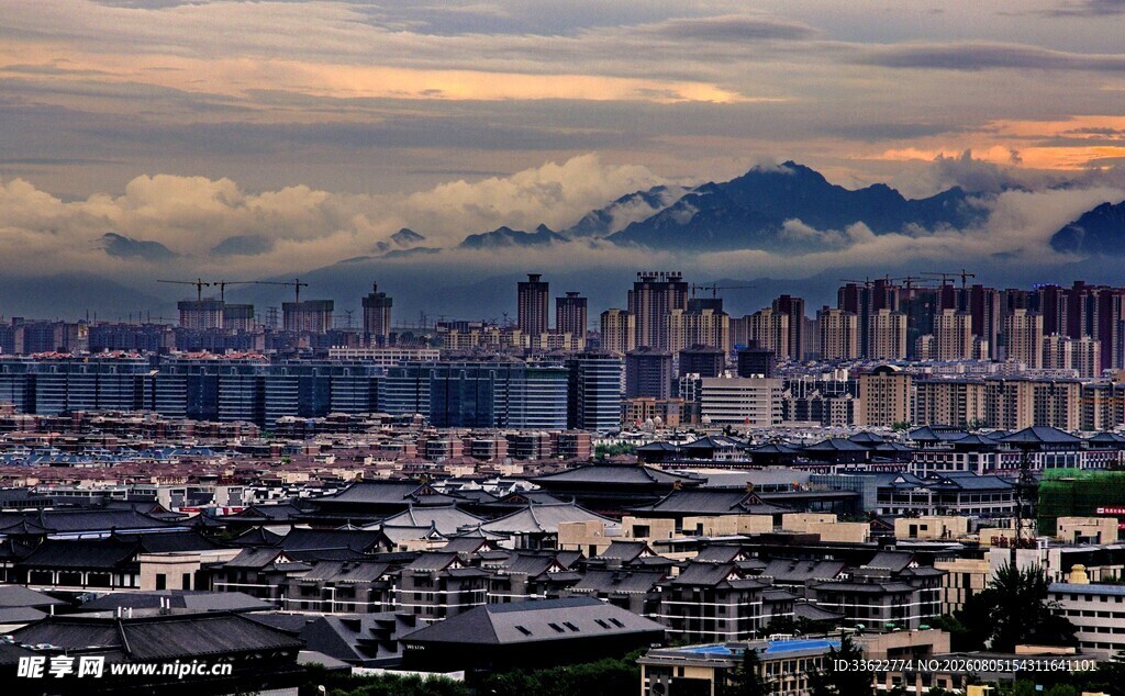 城市天际线与远处山峦