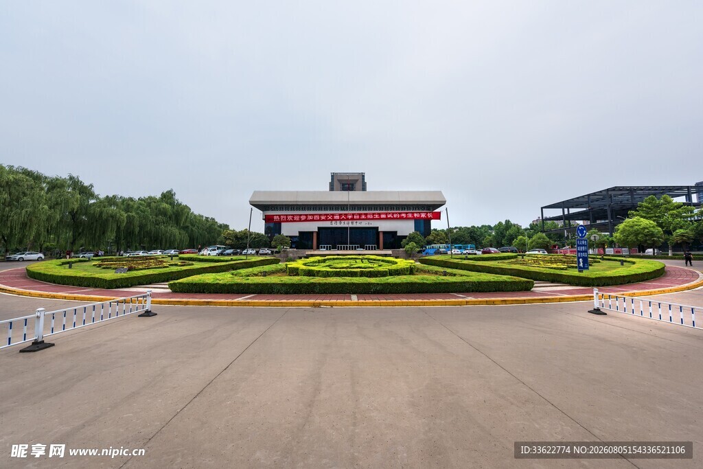 庄严建筑前的开阔景观