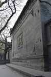 古老灰墙建筑静谧街道