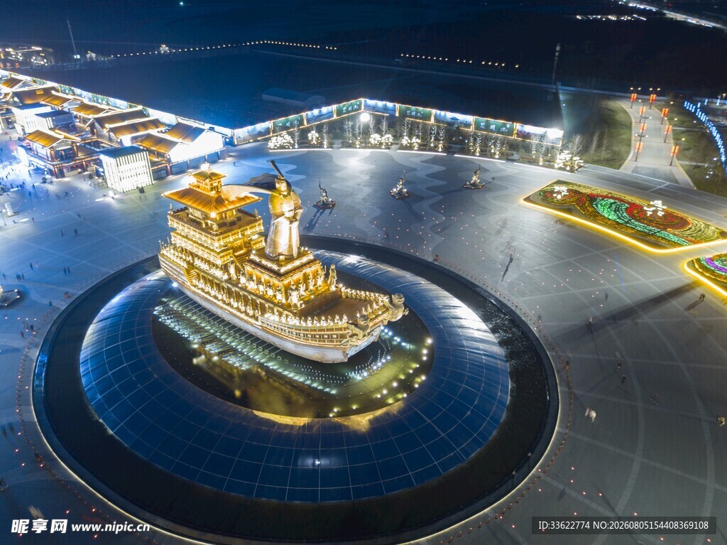 璀璨夜景中的华丽金色建筑